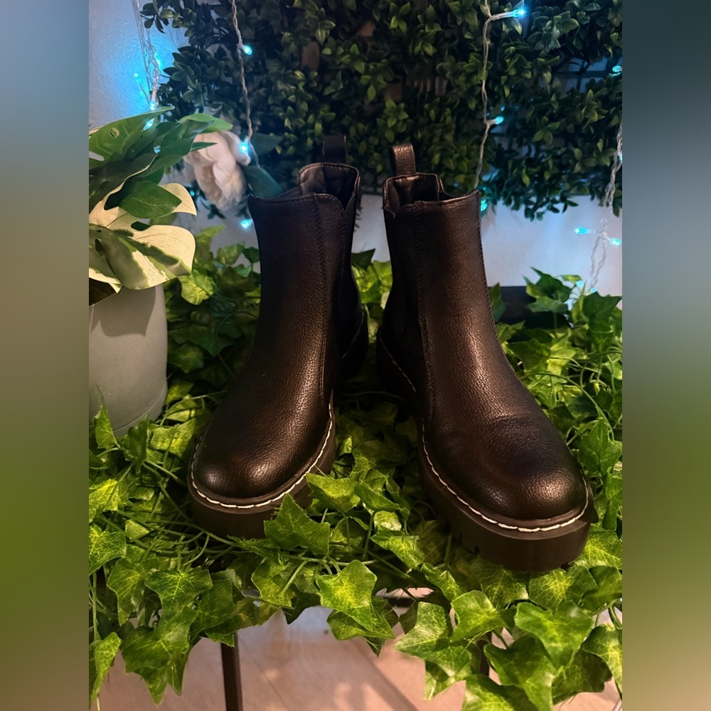 Sincerely Jules, Chelsea boots size 6.5